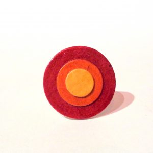 Petite bague ronde en carton - Rouge carmin/Jaune – Image 2
