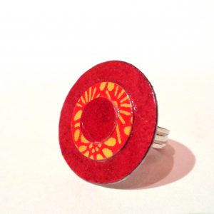 Petite bague ronde en carton - Rouge carmin/Orange fleurs