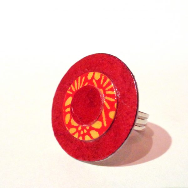 Petite bague ronde en carton - Rouge carmin/Orange fleurs