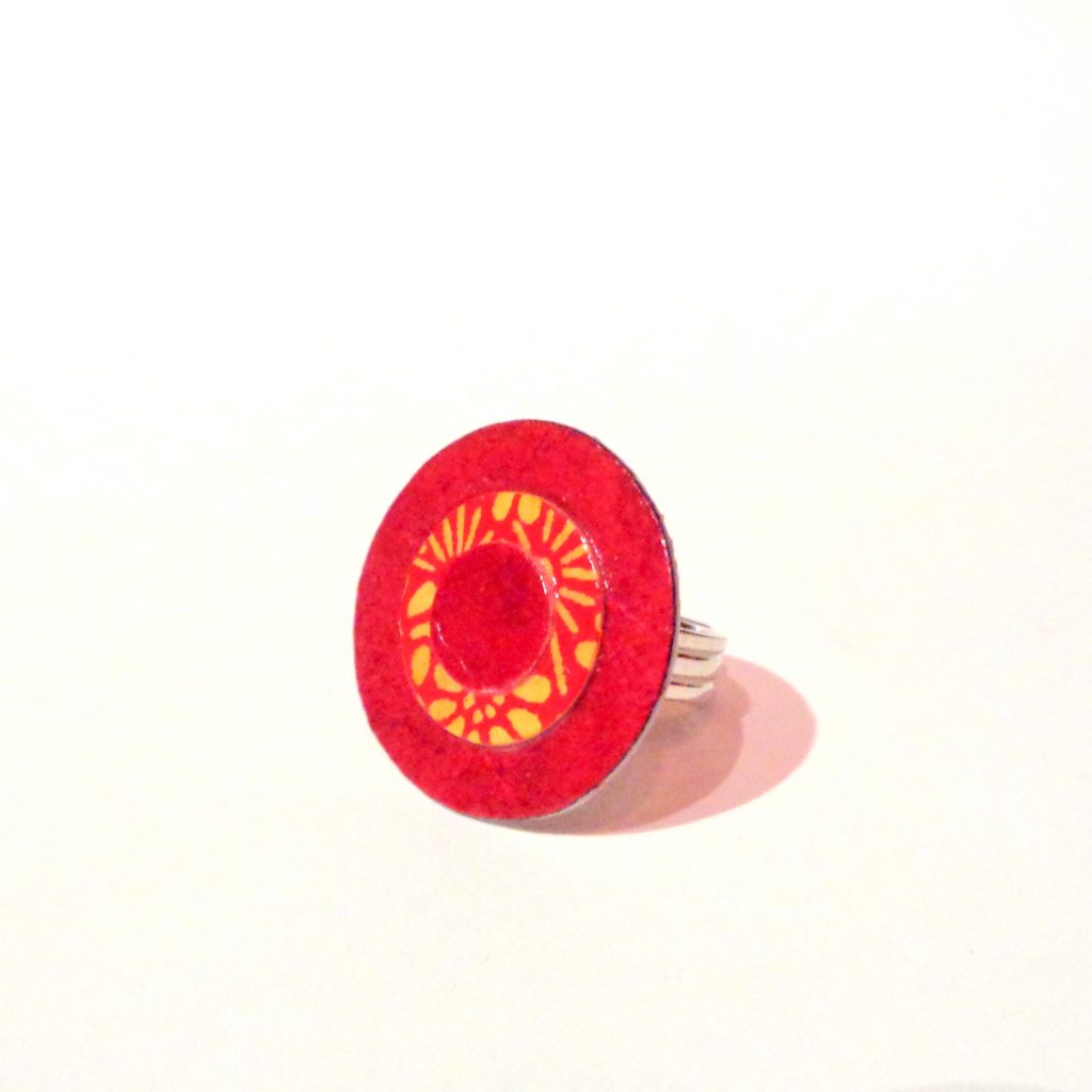 Petite bague ronde en carton - Rouge carmin/Orange fleurs