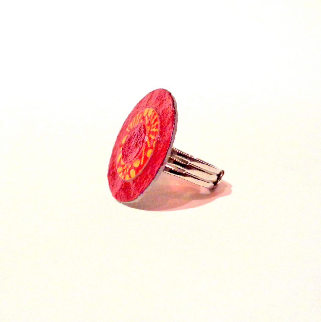 Petite bague ronde en carton - Rouge carmin/Orange fleurs