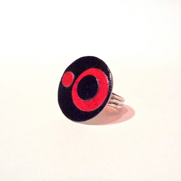 Petite bague ronde en carton - Noir/Rouge carmin