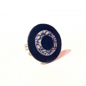 Petite bague ronde en carton - Bleu outremer/"Bleu porcelaine" à fleurs – Image 3