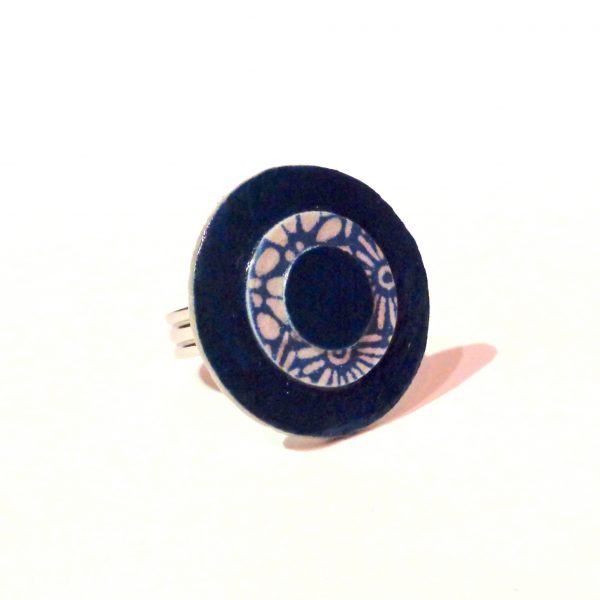 Petite bague ronde en carton - Bleu outremer/"Bleu porcelaine" à fleurs