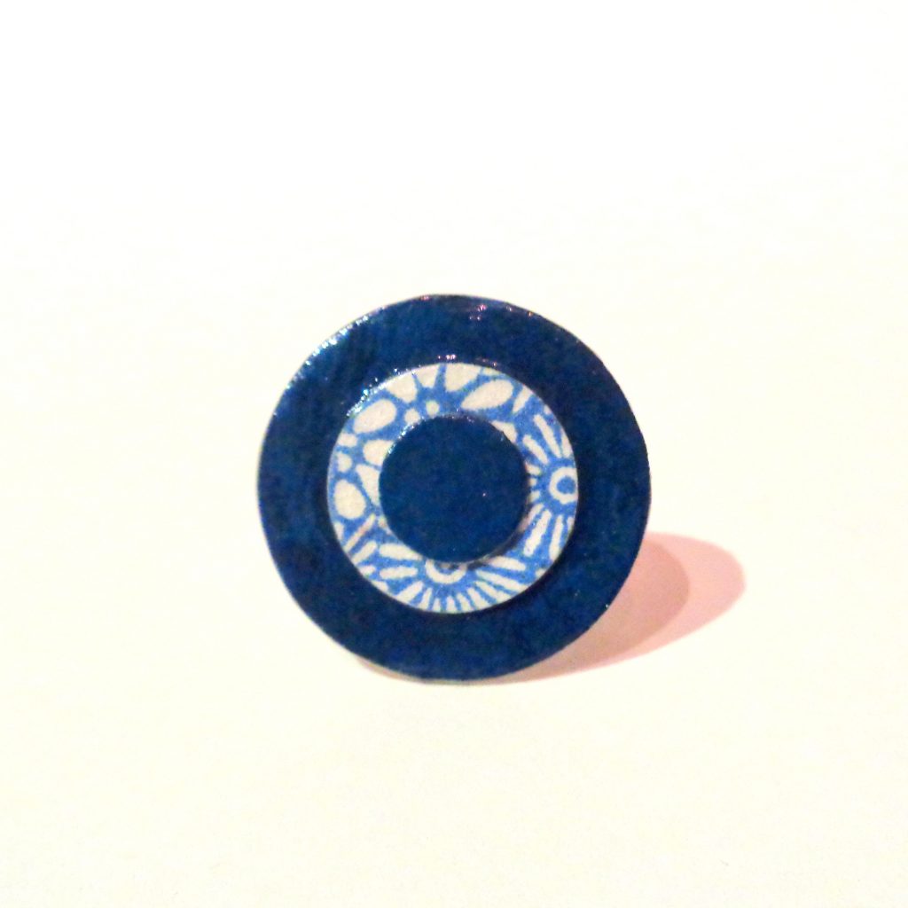 Petite bague ronde en carton - Bleu outremer/"Bleu porcelaine" à fleurs