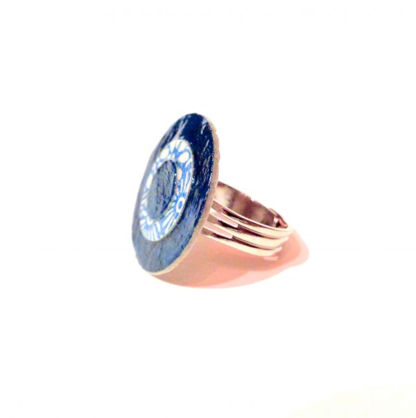 Petite bague ronde en carton - Bleu outremer/"Bleu porcelaine" à fleurs
