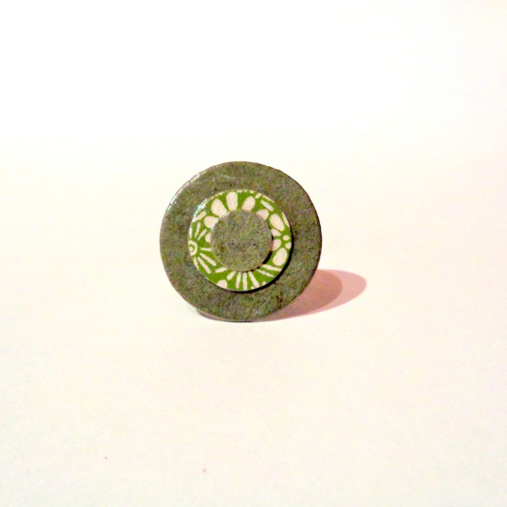 Petite bague ronde en carton - Vert olive/Vert à fleurs