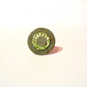 Petite bague ronde en carton - Vert olive/Vert à fleurs – Image 2