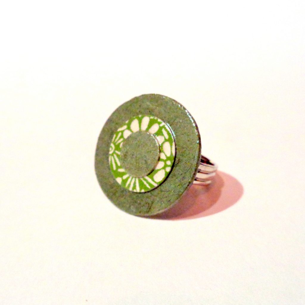 Petite bague ronde en carton - Vert olive/Vert à fleurs
