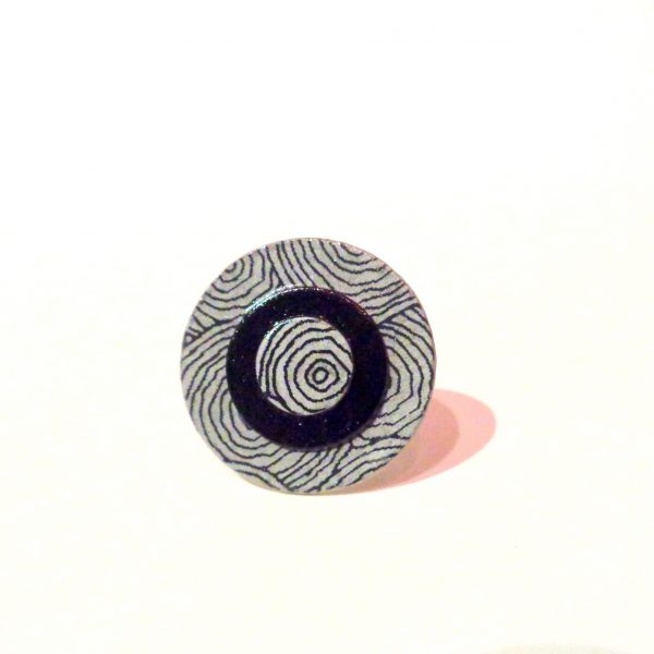 Petite bague ronde en carton - Gris à cercles noirs