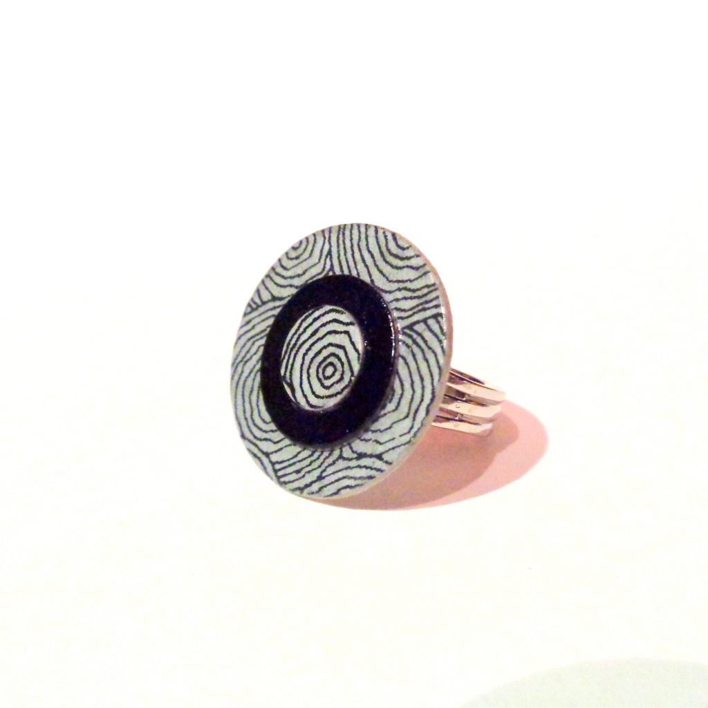 Petite bague ronde en carton - Gris à cercles noirs