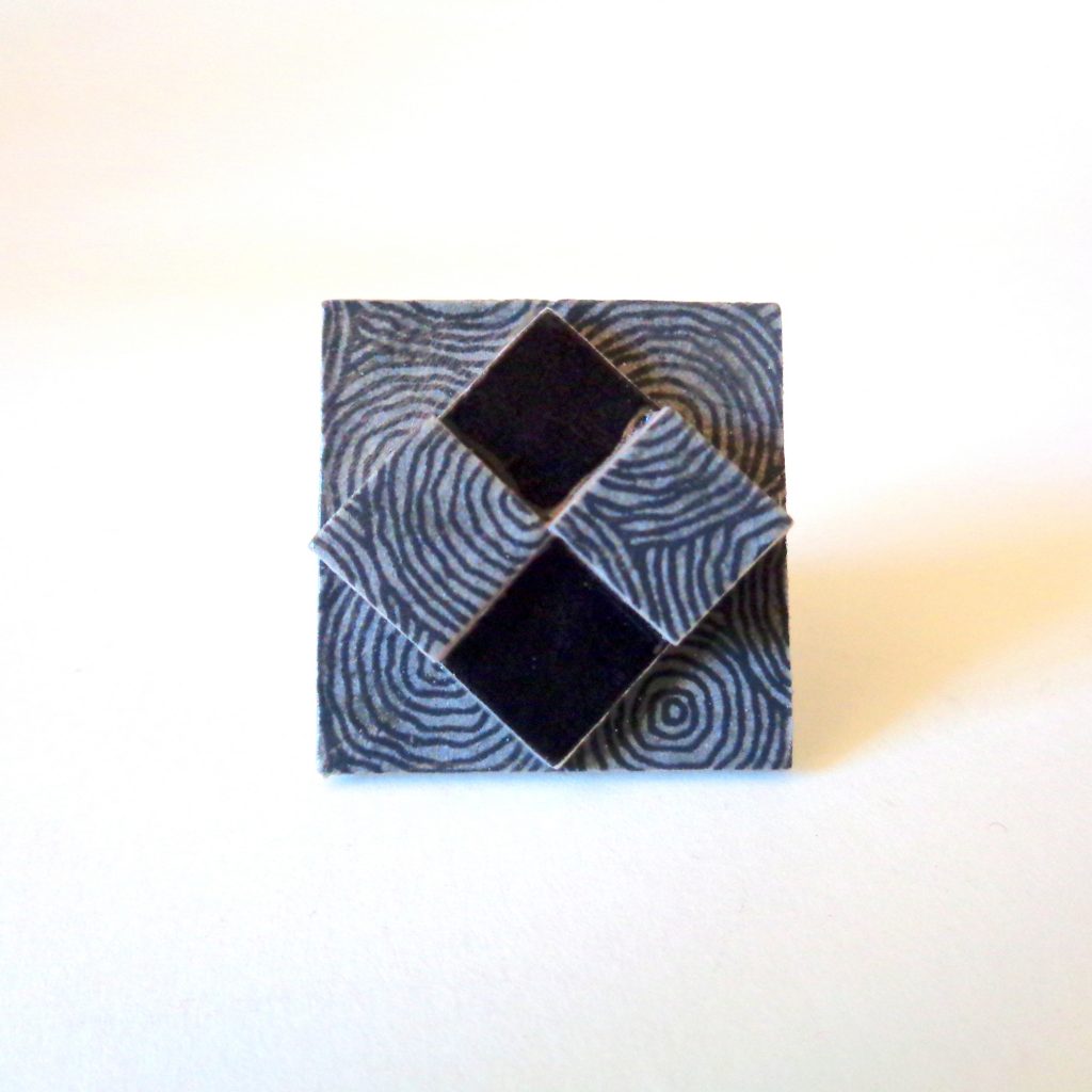 Bague carrée en carton - "Gris à cercles et Noir"
