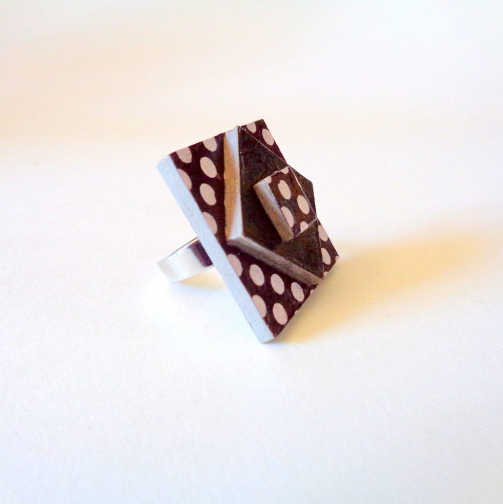 Bague carrée en carton - "Marron à pois"