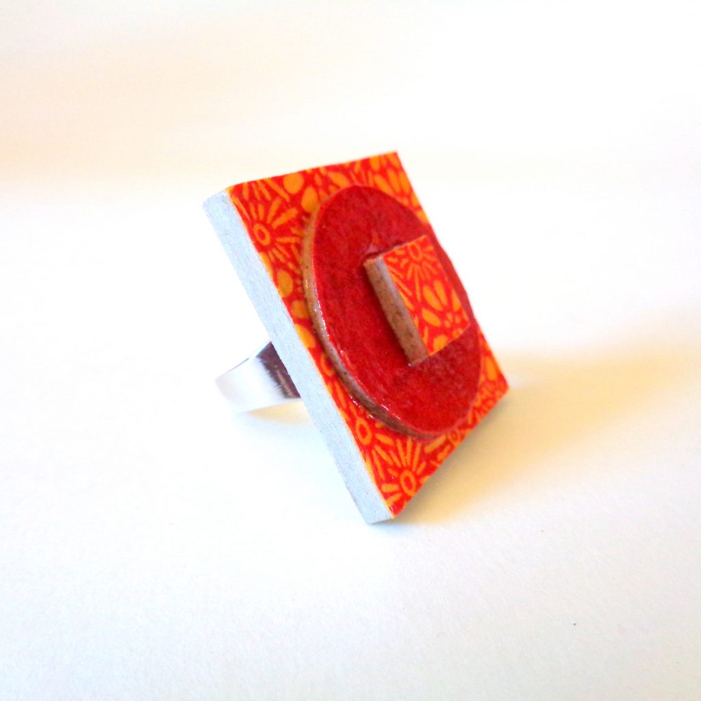 Bague carrée en carton - "Orange à fleurs/Rouge carmin"