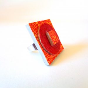 Bague carrée en carton - "Orange à fleurs/Rouge carmin" – Image 3