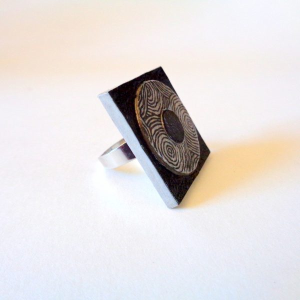 Bague carrée en carton - "Noir et Gris à cercles"