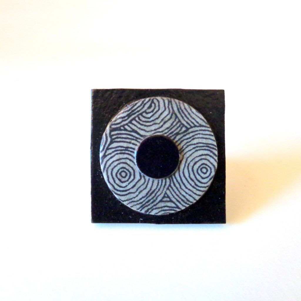 Bague carrée en carton - "Noir et Gris à cercles"