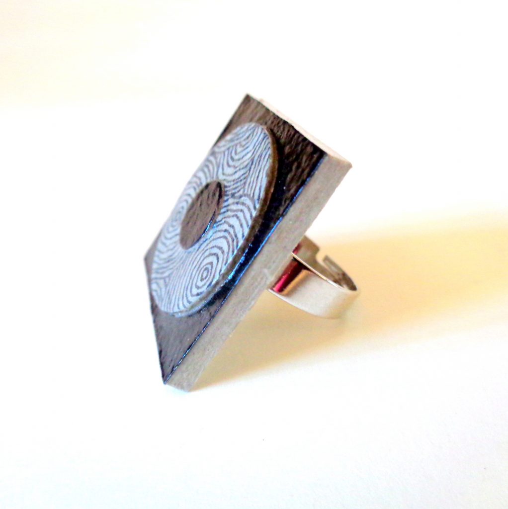Bague carrée en carton - "Noir et Gris à cercles"