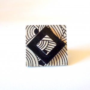 Bague carrée en carton - "Blanc Noeuds/Noir"