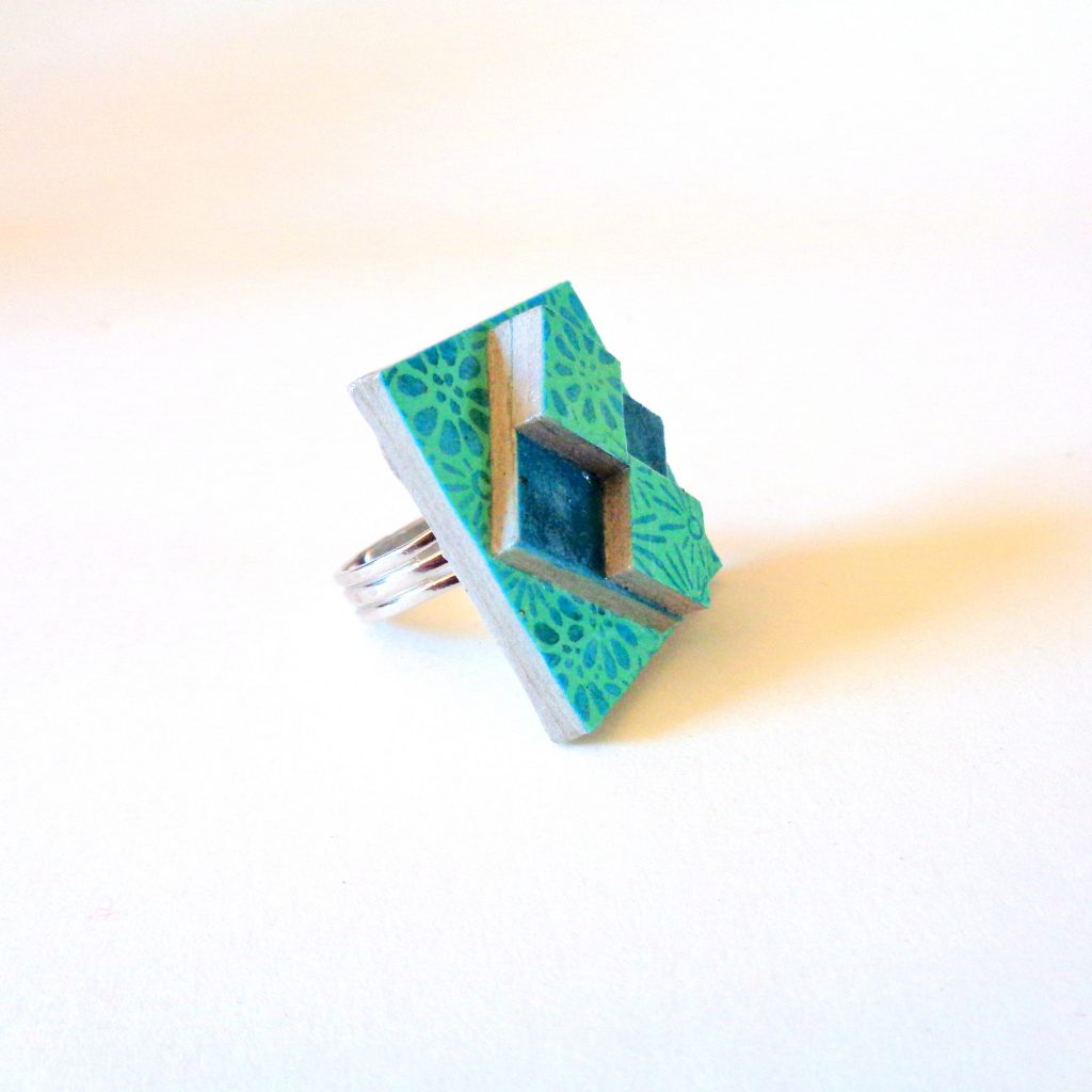 Bague carrée en carton - "Bleu à fleurs"