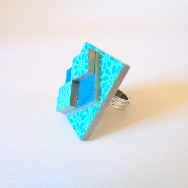 Bague carrée en carton - "Bleu à fleurs"