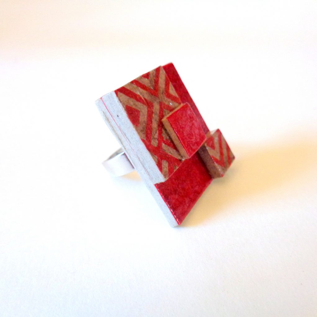 Bague carrée en carton - "Rouge Carmin à motifs géométriques"