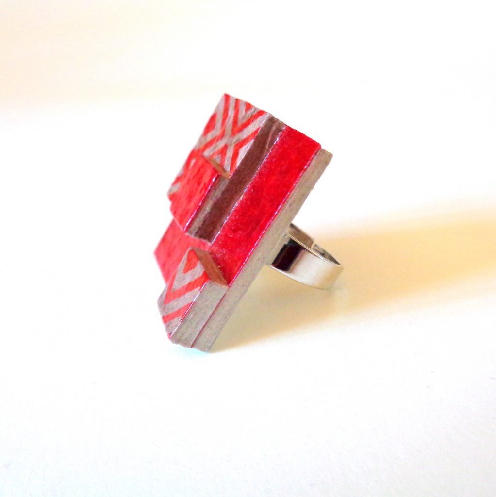 Bague carrée en carton - "Rouge Carmin à motifs géométriques"