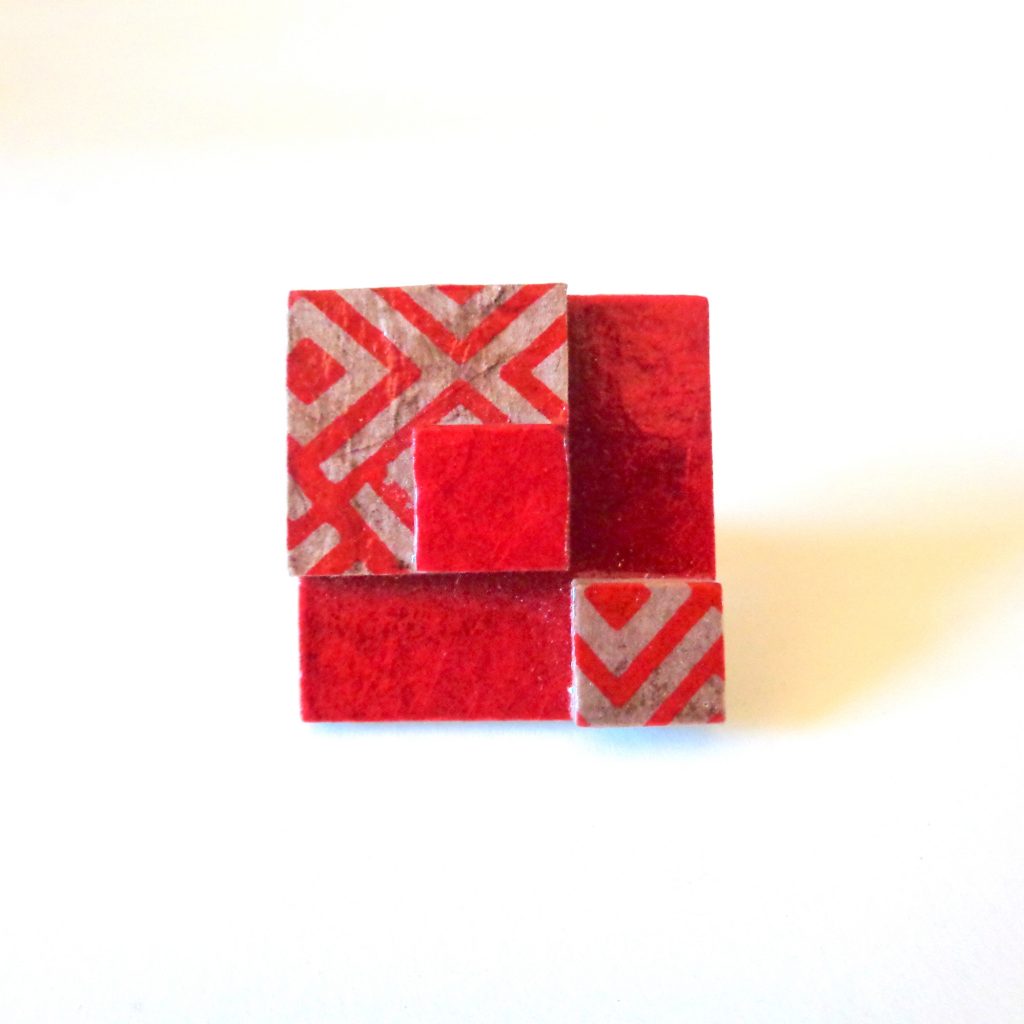 Bague carrée en carton - "Rouge Carmin à motifs géométriques"