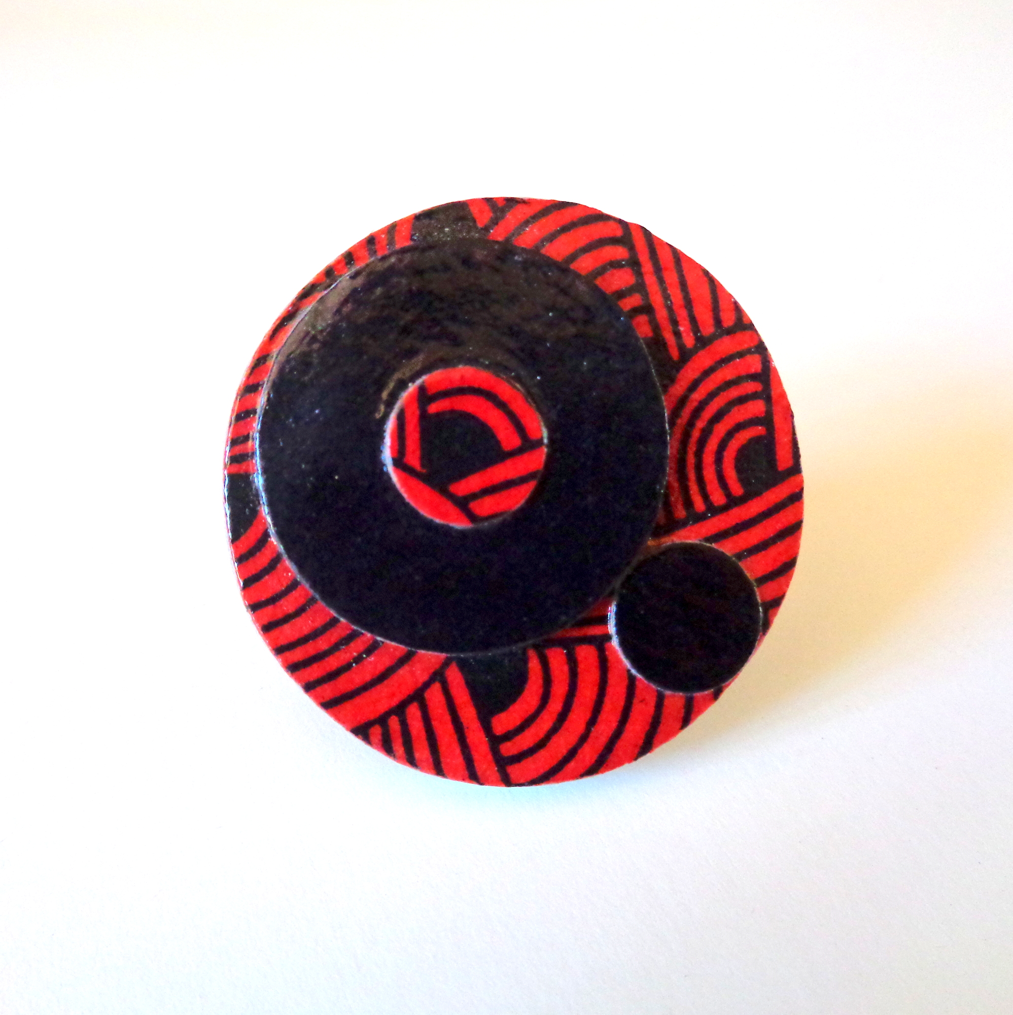 Grande bague ronde en carton - "Rouge Noeuds/ Noir" – Image 1