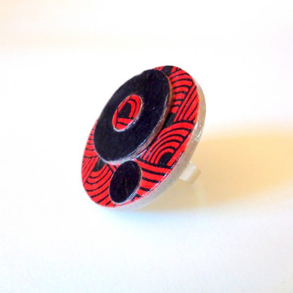 Grande bague ronde en carton - "Rouge Noeuds/ Noir"