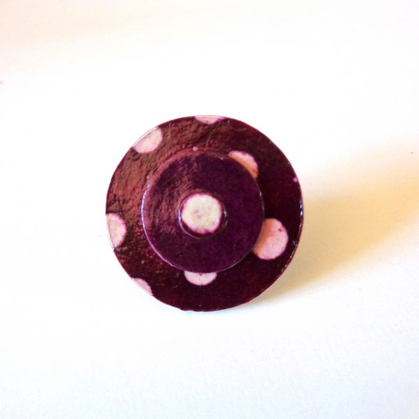 Grande bague ronde en carton - "Bordeaux à pois blancs"