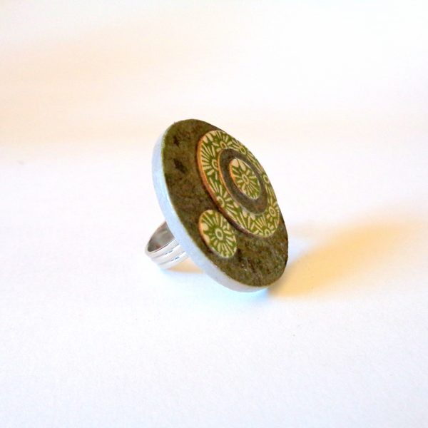 Grande bague ronde en carton - "Vert olive/Vert à fleurs"