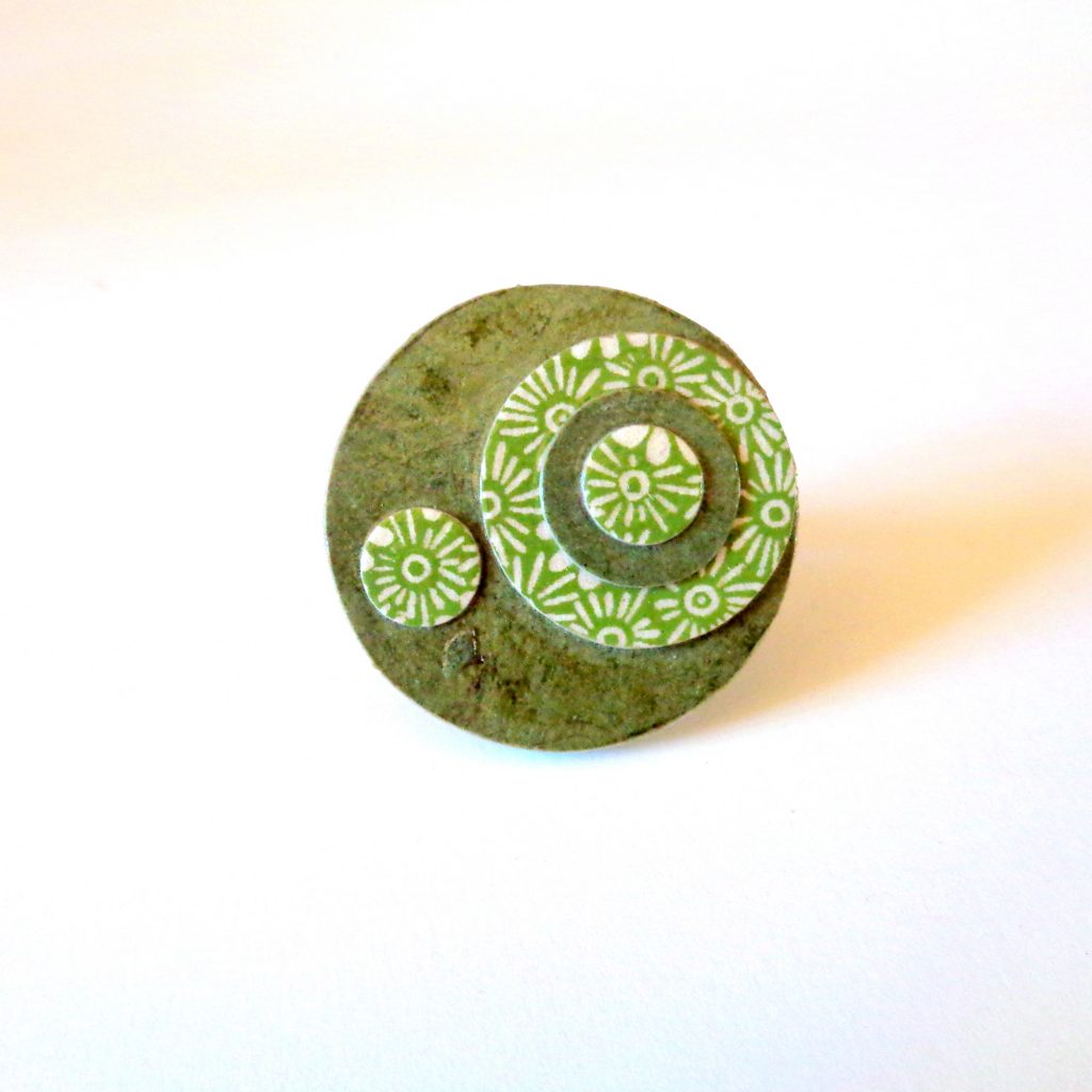 Grande bague ronde en carton - "Vert olive/Vert à fleurs"