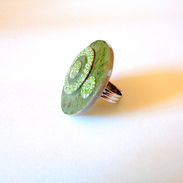 Grande bague ronde en carton - "Vert olive/Vert à fleurs"