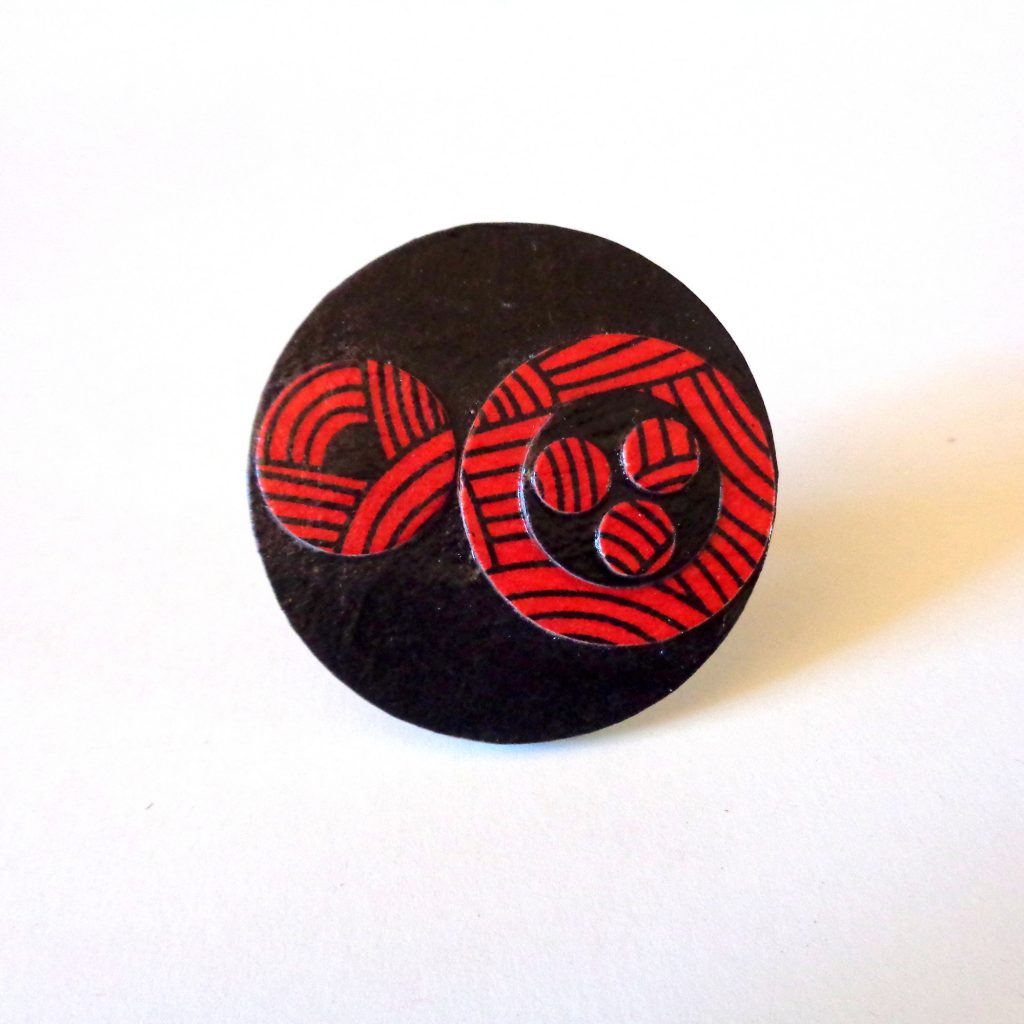 Grande bague ronde en carton - "Noir/Rouge Noeuds"