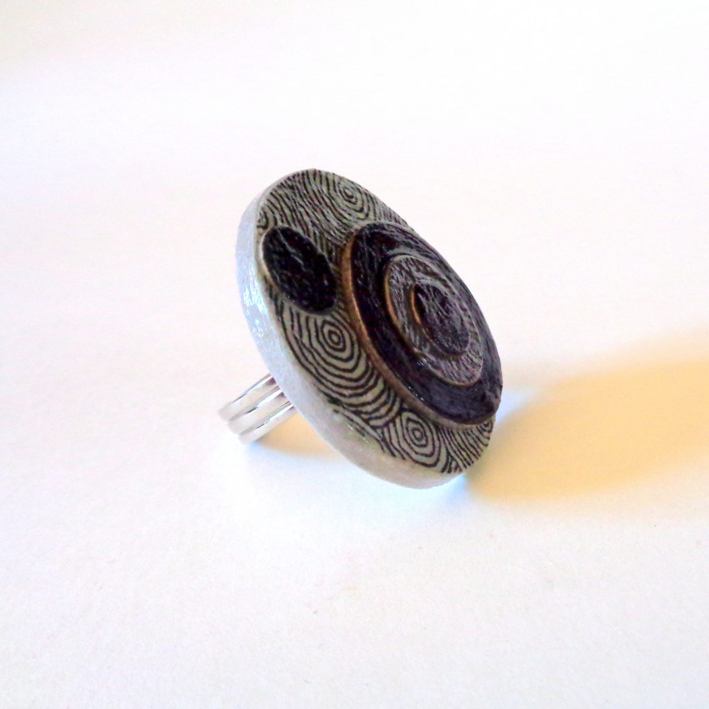 Grande bague ronde en carton - "Gris à cercles et Noir"