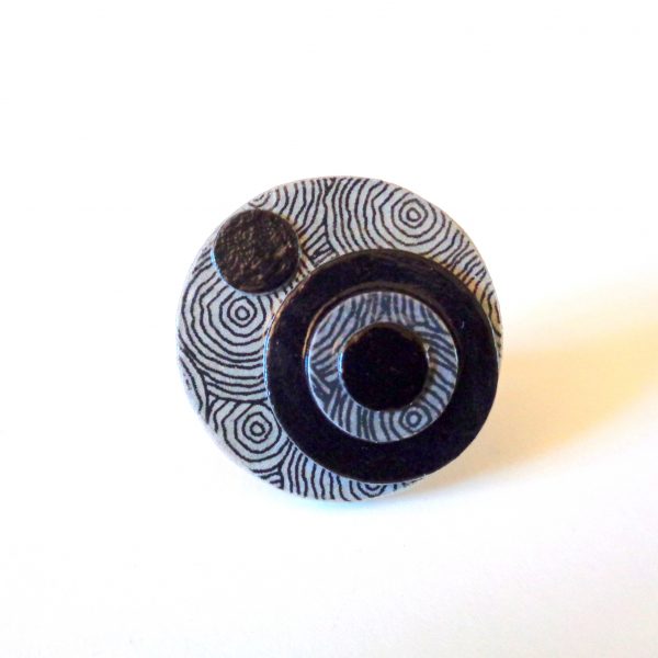 Grande bague ronde en carton - "Gris à cercles et Noir"