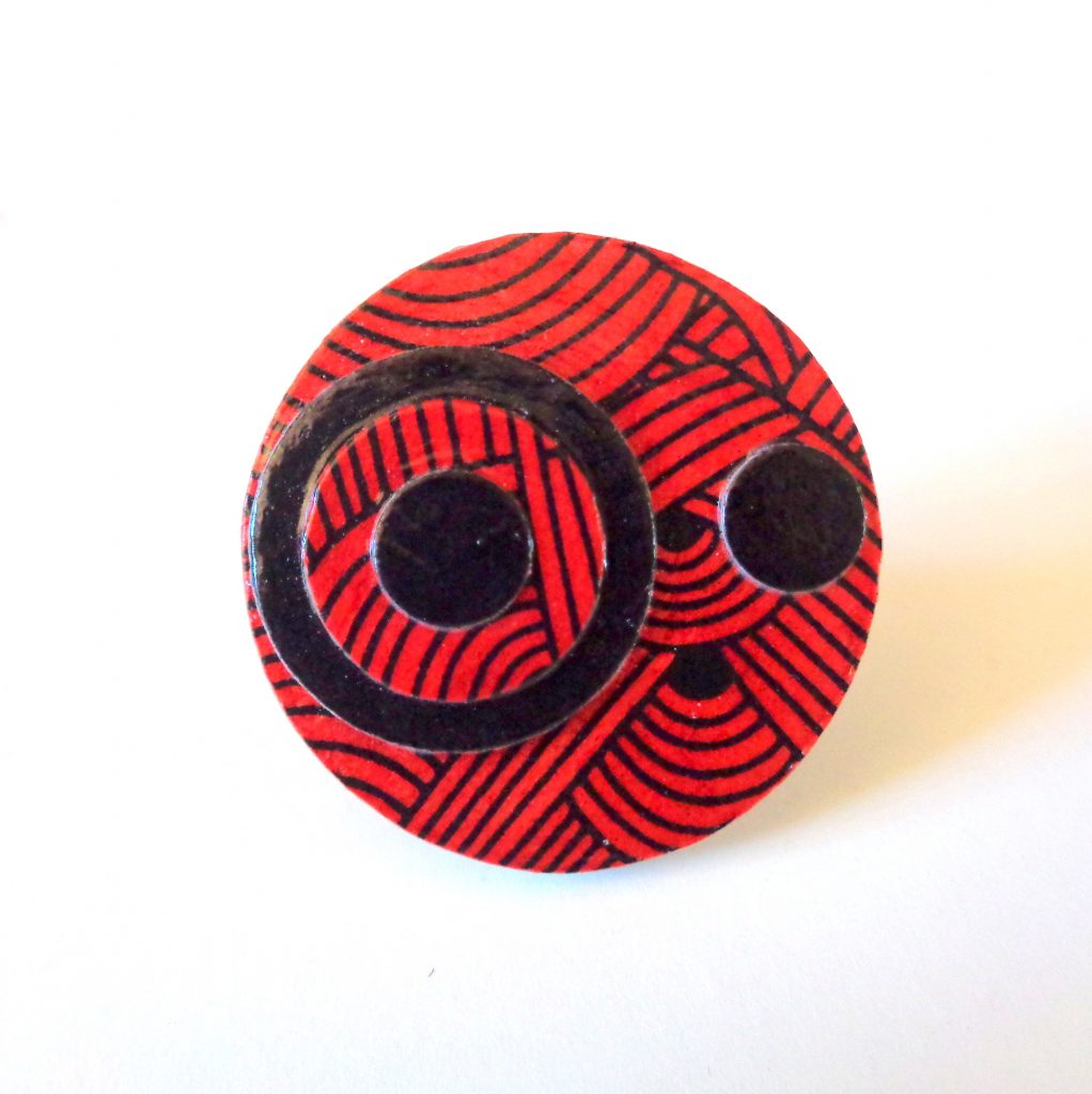 Grande bague ronde en carton - "Rouge Noeuds/Noir"