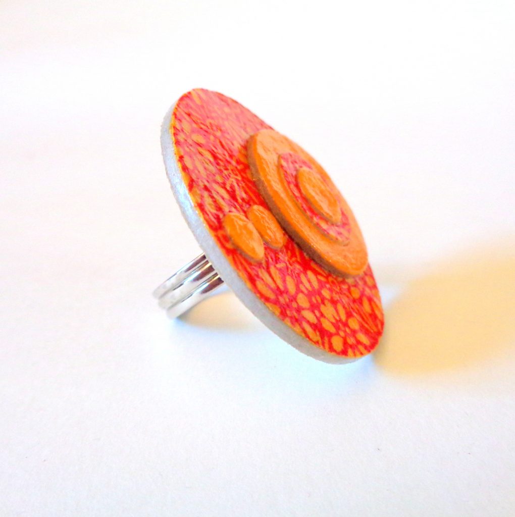 Grande bague ronde en carton - "Orange à fleurs/Jaune ocre"