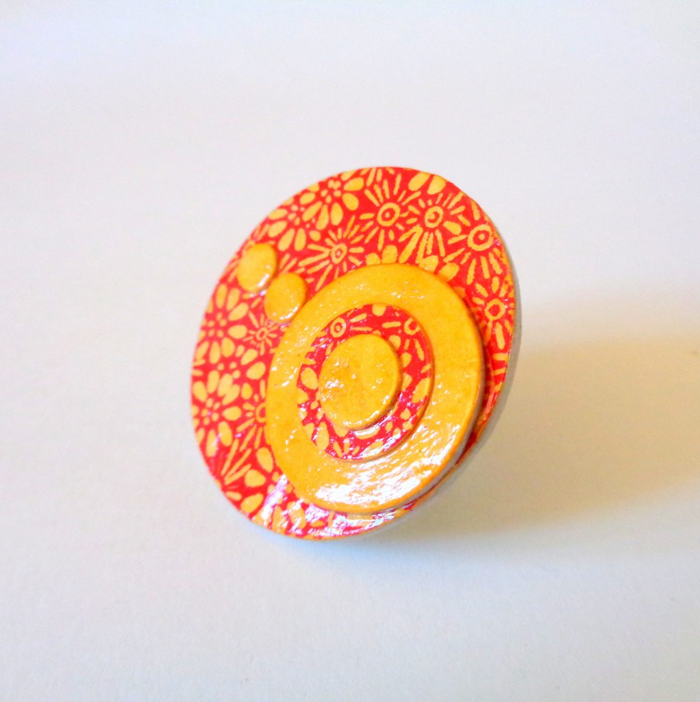 Grande bague ronde en carton - "Orange à fleurs/Jaune ocre"