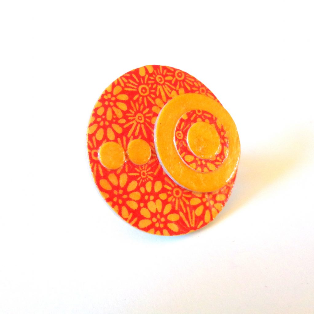 Grande bague ronde en carton - "Orange à fleurs/Jaune ocre"