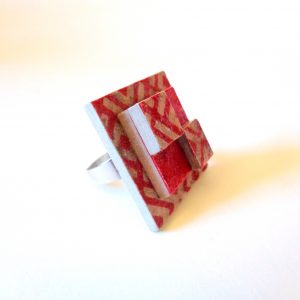 Bague carrée en carton - "Rouge à motifs géométriques et rouge" – Image 3