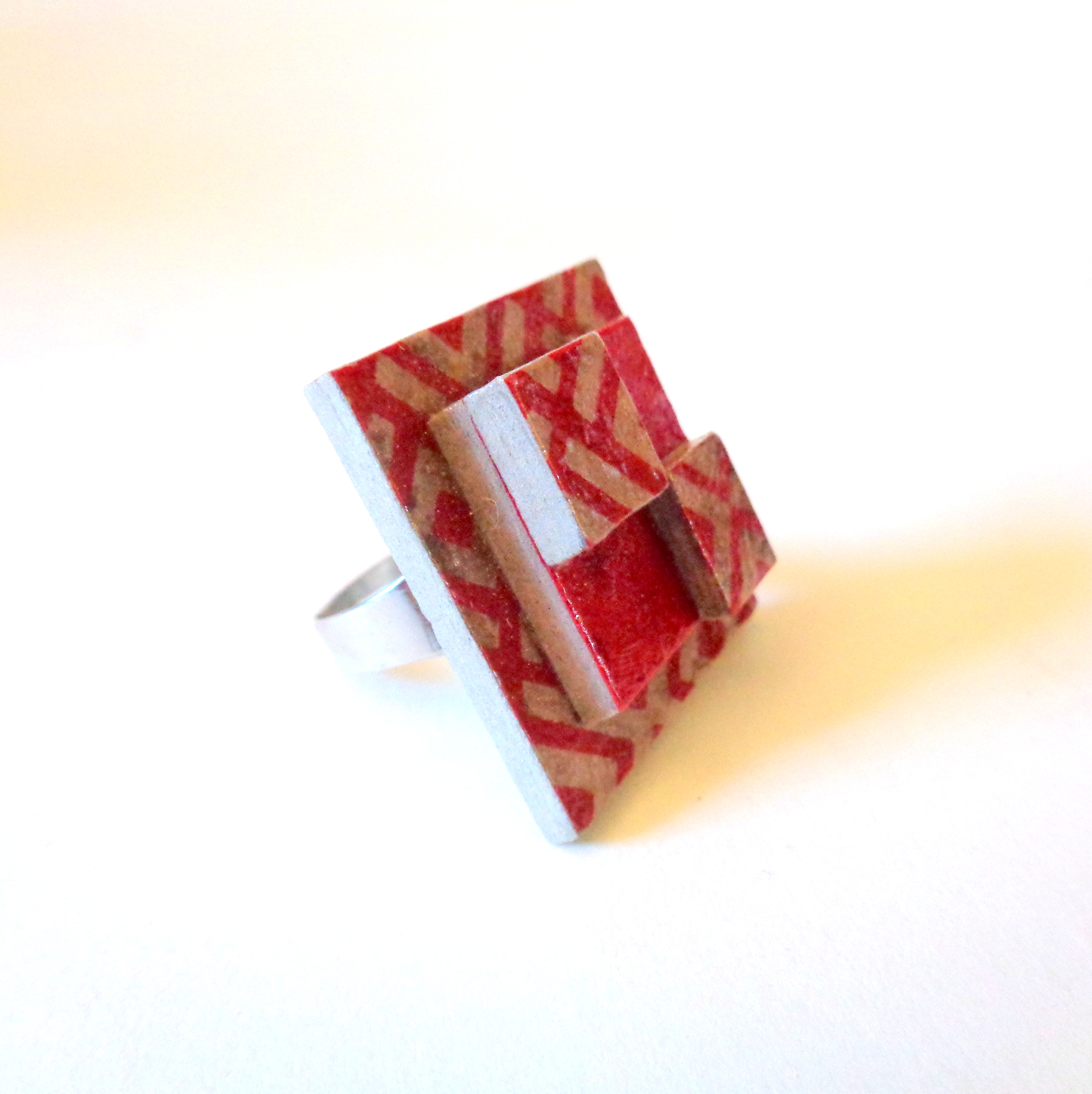 Bague carrée en carton - "Rouge à motifs géométriques et rouge" – Image 3