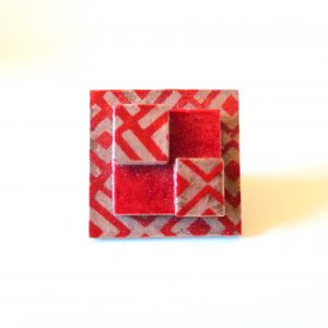 Bague carrée en carton - "Rouge à motifs géométriques et rouge"