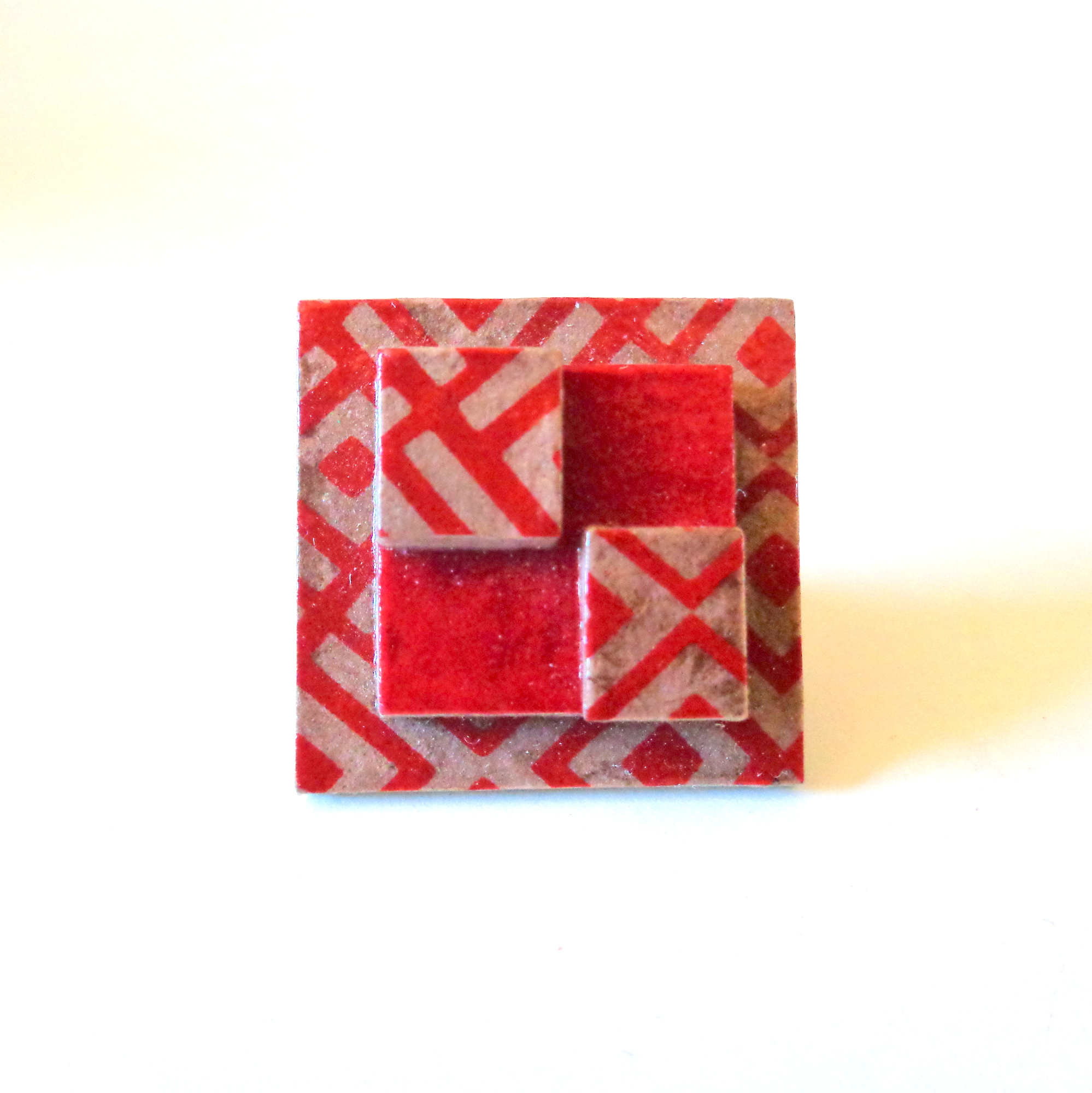 Bague carrée en carton - "Rouge à motifs géométriques et rouge" – Image 1