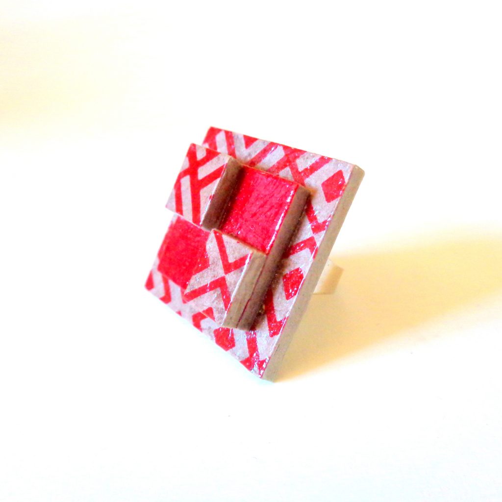 Bague carrée en carton - "Rouge à motifs géométriques et rouge"