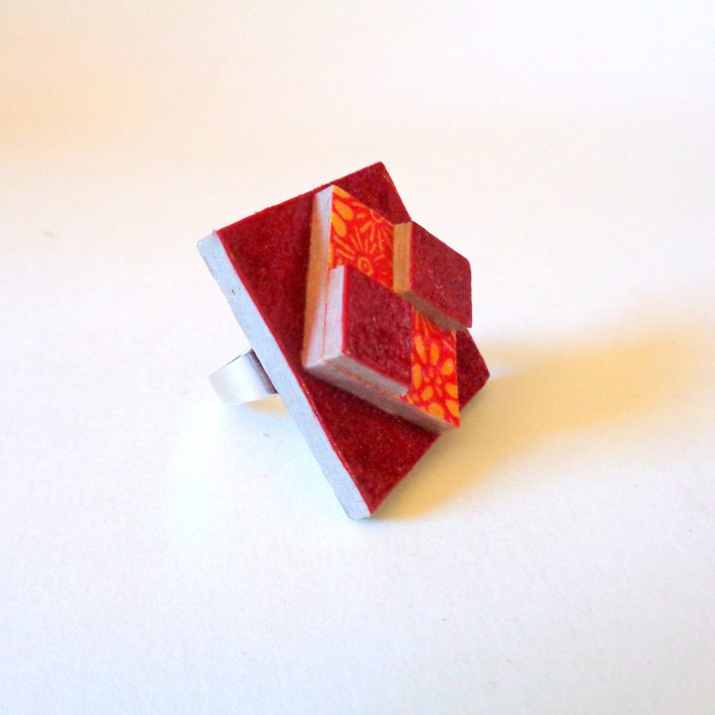 Bague carrée en carton - "Rouge carmin et Orange à fleurs"