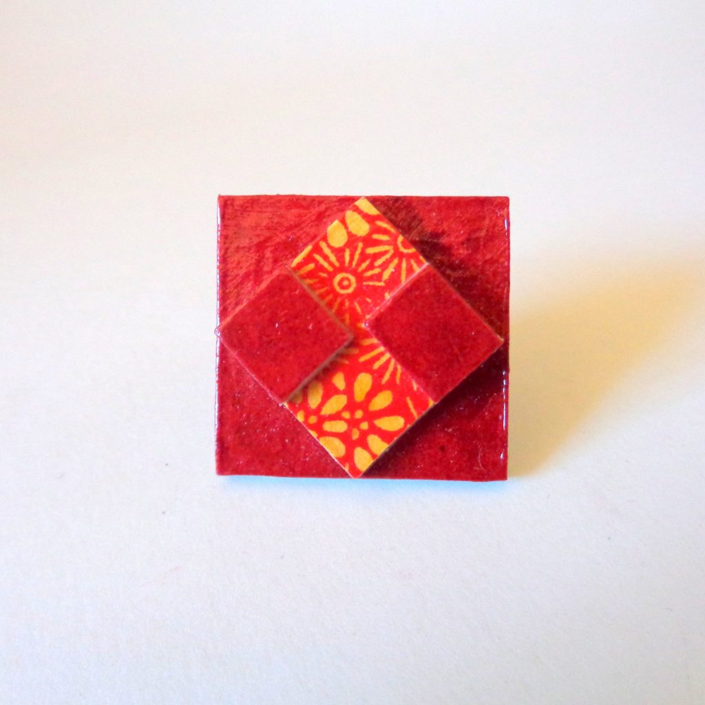 Bague carrée en carton - "Rouge carmin et Orange à fleurs"