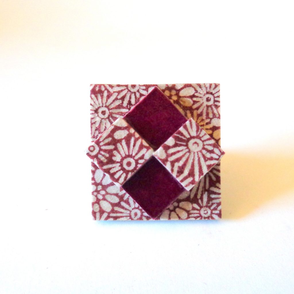 Bague carrée en carton - "Bordeaux à fleurs et bordeaux"