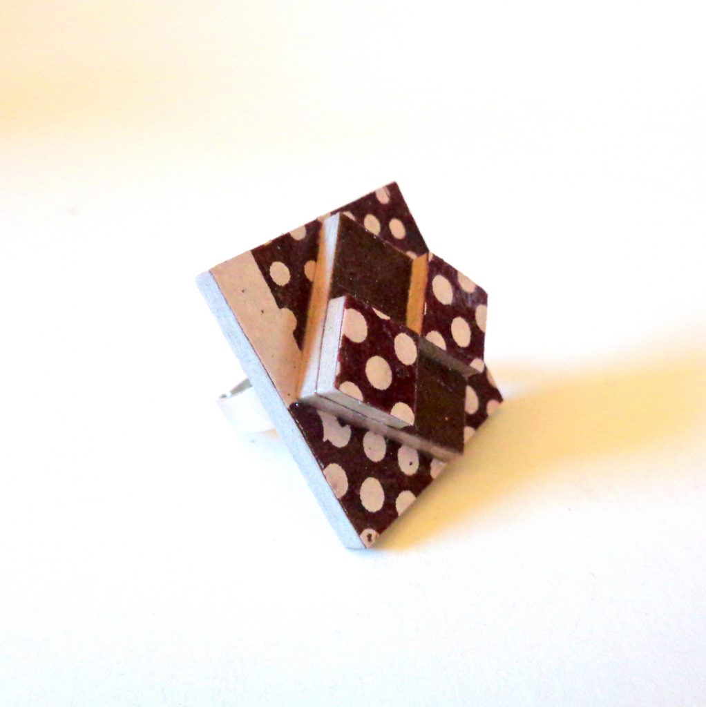 Bague carrée en carton - "Marron à petits pois blancs"